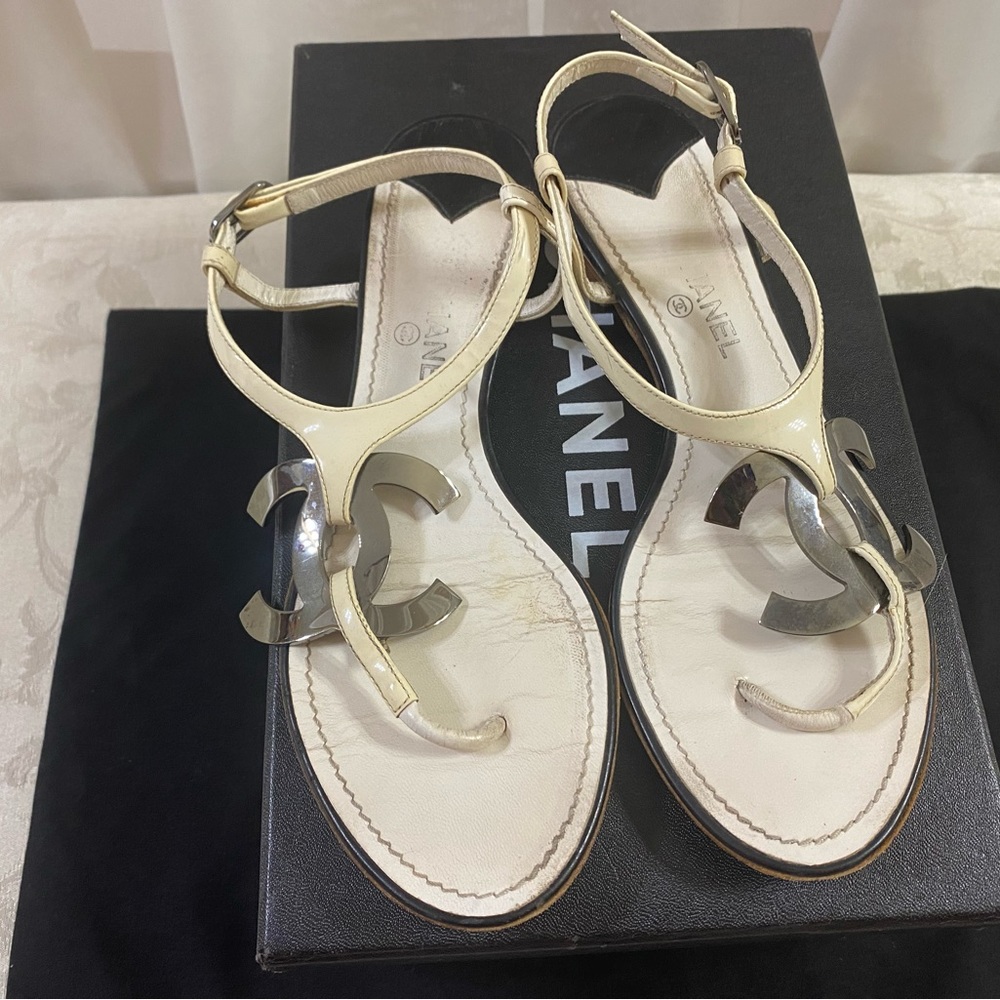 🆕 Chanel CC oversized Logo Thong Sandals 🩴 - Picture 3 of 7